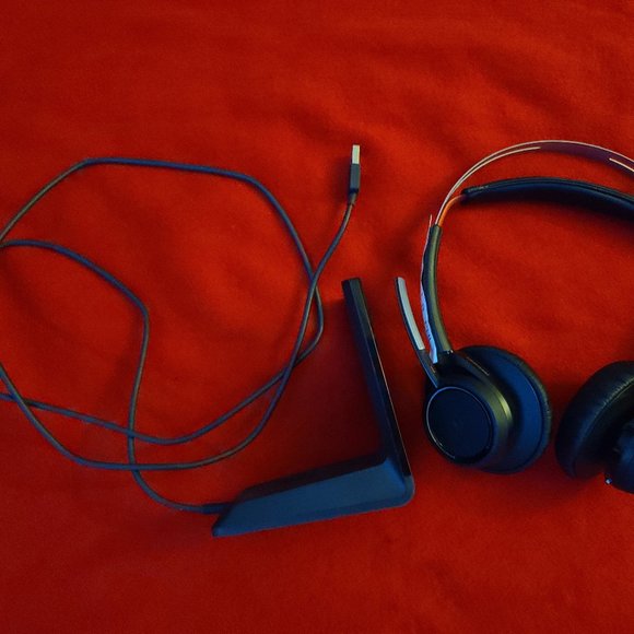 Pre-own Plantronics Voyager Dual Ear Phone Headset W/Charge Stand Bluetooth PC - Picture 3 of 3
